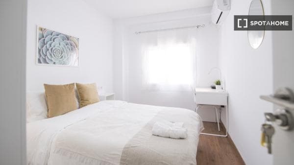 Habitación en piso compartido en valència photo 1