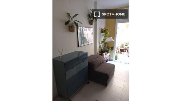 Habitación en piso compartido en barcelona. photo 1