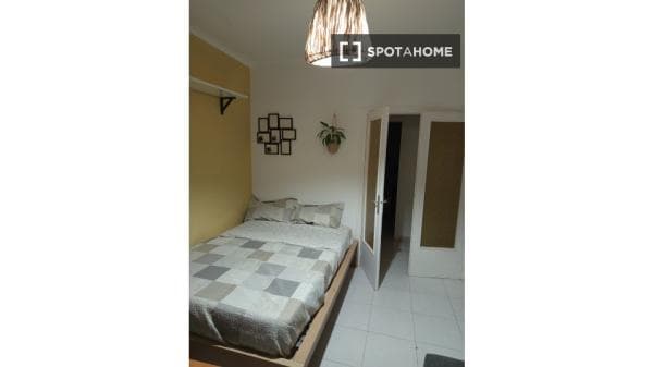 Habitación en piso compartido en barcelona. thumbnail 1