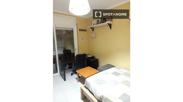 Habitación en piso compartido en barcelona. thumbnail 2