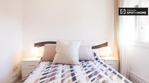 Habitación decorada en un apartamento de 3 dormitorios en Getafe, Madrid thumbnail 1