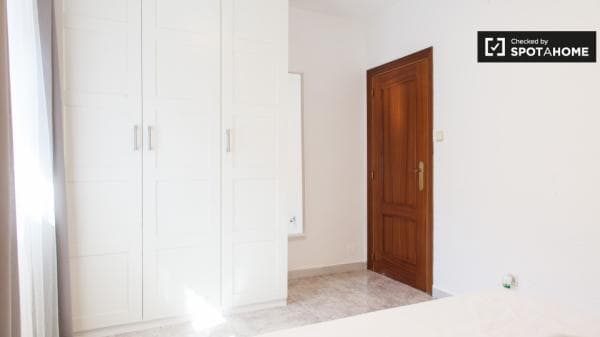 Habitación amueblada en apartamento de 3 dormitorios en Getafe, Madrid thumbnail 2