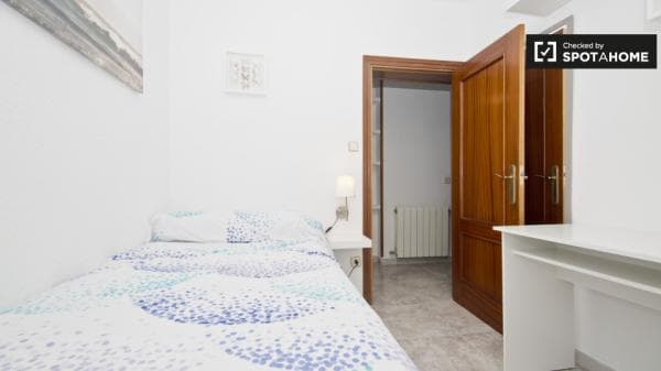 Habitación luminosa en apartamento de 3 dormitorios en Getafe, Madrid thumbnail 2