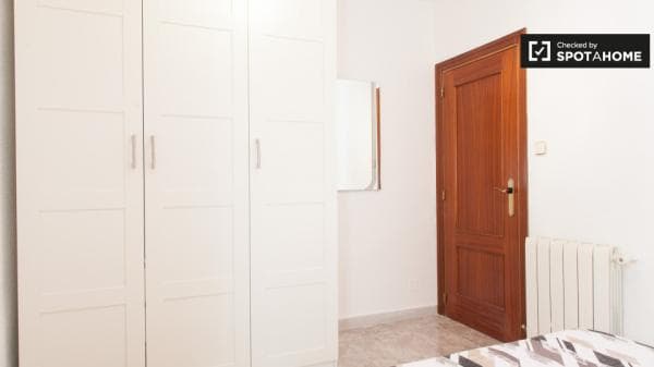 Habitación decorada en un apartamento de 3 dormitorios en Getafe, Madrid thumbnail 2