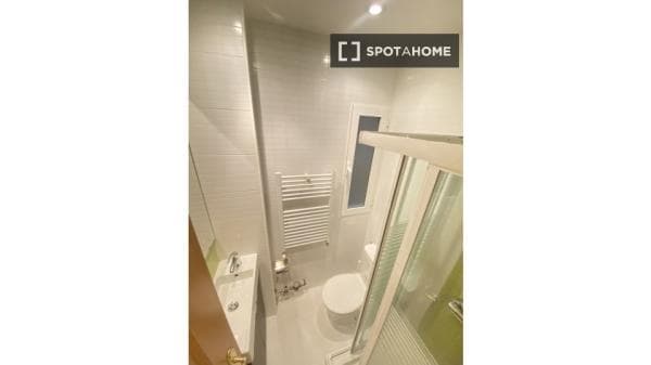 Apartment for rent in Av. de la Reina Victoria , Madrid thumbnail 2