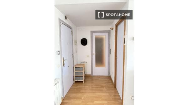 Habitación en piso compartido en barcelona. thumbnail 2
