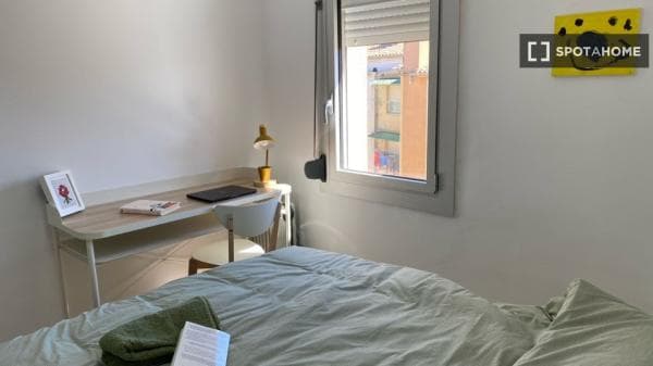 Habitación en piso compartido en terrassa. photo 1