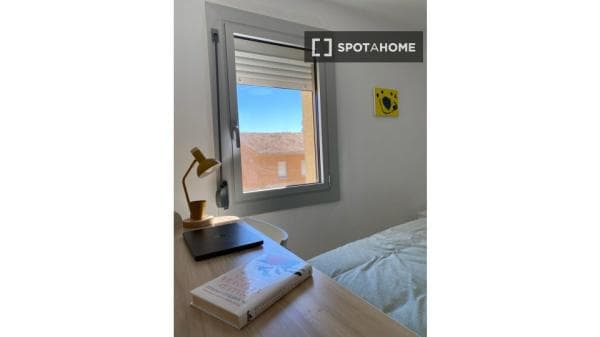 Habitación en piso compartido en terrassa. thumbnail 1