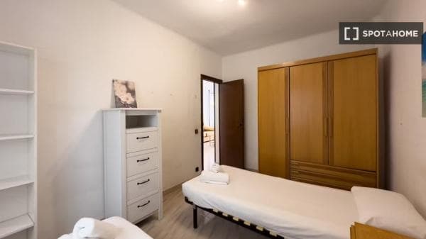 Habitación en piso compartido en barcelona. thumbnail 1