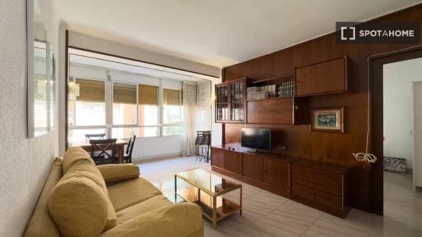 Habitación en piso compartido en barcelona. thumbnail 2
