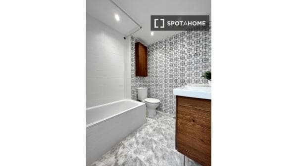 Apartment for rent in C. de Wad-Ras , Madrid thumbnail 2