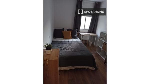 Se alquila habitación en piso de 6 habitaciones en Vélez-Málaga thumbnail 2