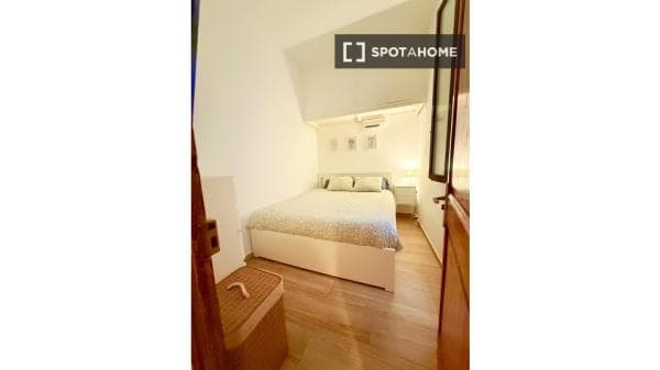 Habitación en piso compartido en barcelona. thumbnail 1