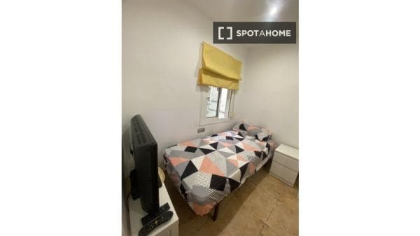 Habitación en piso compartido en barcelona. thumbnail 1