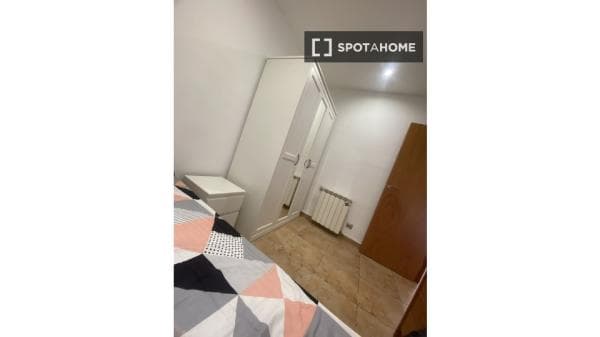 Habitación en piso compartido en barcelona. thumbnail 2