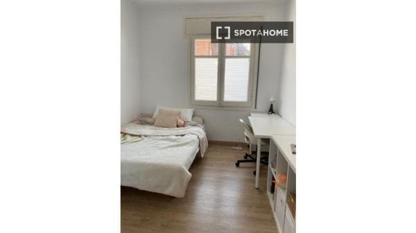 Habitación en piso compartido en barcelona. photo 1