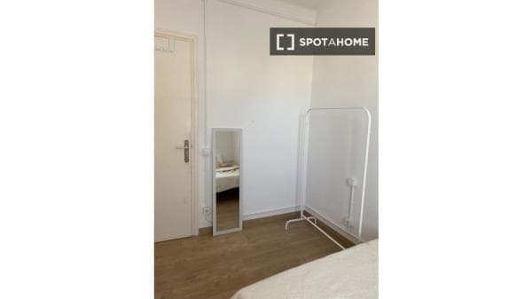 Habitación en piso compartido en barcelona. thumbnail 2