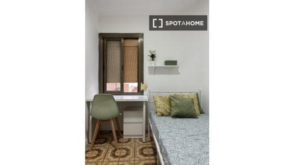 Habitación en piso compartido en barcelona. thumbnail 1