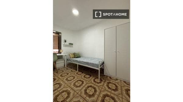 Habitación en piso compartido en barcelona. thumbnail 2
