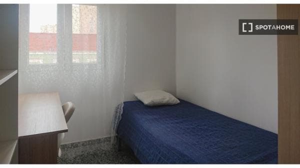 Habitación en piso compartido en Burjassot photo 1