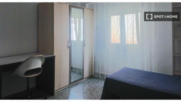 Habitación en piso compartido en Burjassot photo 1