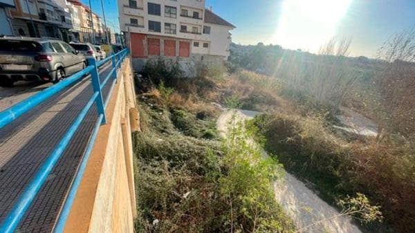Terreno en calle de Santa Anna thumbnail 1
