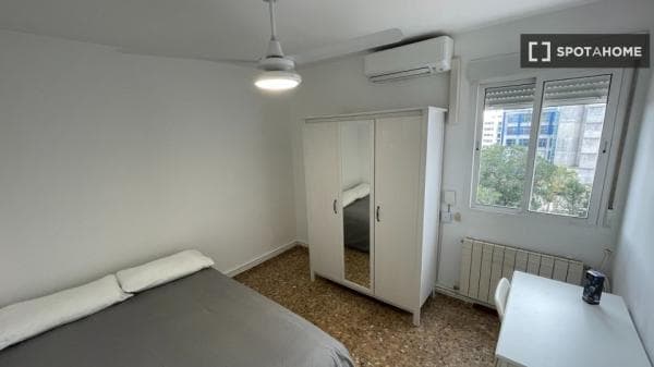 ¡Habitaciones en alquiler en piso de 4 dormitorios en Madrid! photo 1