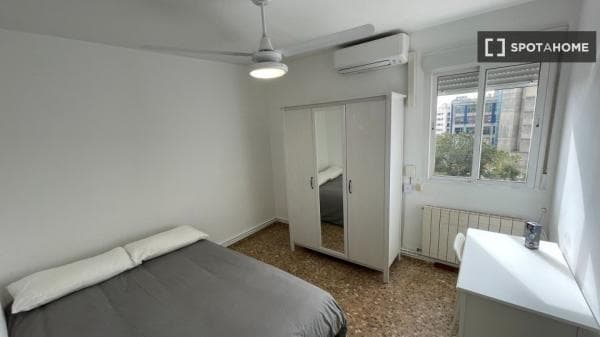 ¡Habitaciones en alquiler en piso de 4 dormitorios en Madrid! thumbnail 2