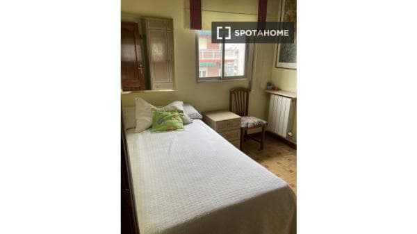 Habitación en piso compartido en madrid. photo 1
