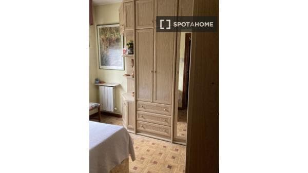 Habitación en piso compartido en madrid. thumbnail 1