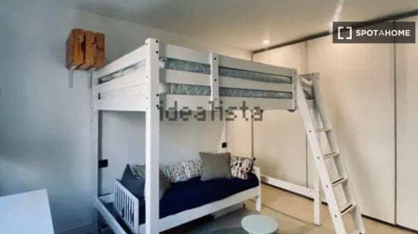 Habitación en piso compartido en barcelona. thumbnail 1