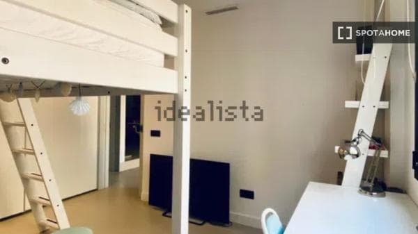 Habitación en piso compartido en barcelona. thumbnail 2