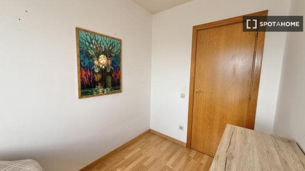 Habitación en piso compartido en barcelona. thumbnail 2