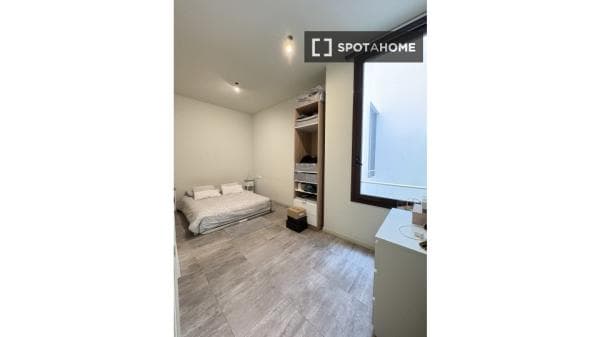 Habitación en piso compartido en barcelona. thumbnail 1