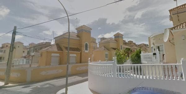 Chalet adosado en calle Garrucha photo 1