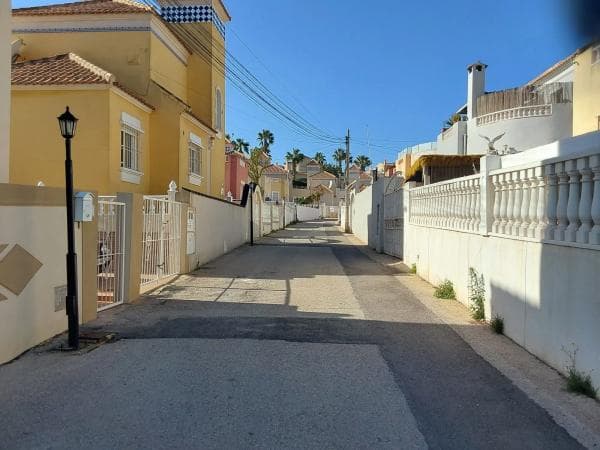 Chalet adosado en calle Garrucha thumbnail 2