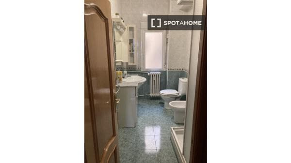 Apartment for rent in C. de Juan Duque , Madrid thumbnail 2