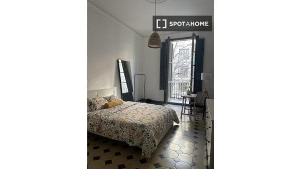 Habitación en piso compartido en barcelona. photo 1