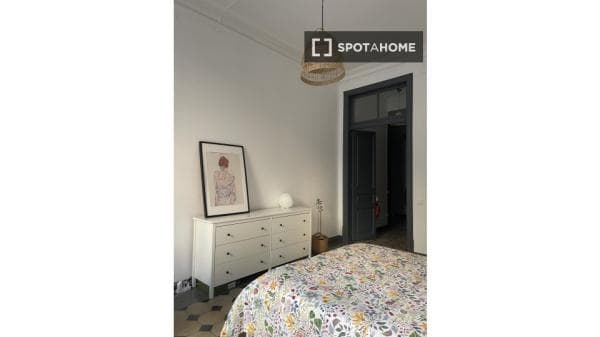 Habitación en piso compartido en barcelona. thumbnail 1