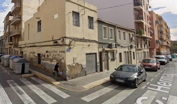 Edificio en calle Germans Navarro Caracena thumbnail 1