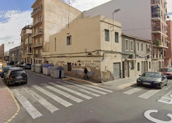Edificio en calle Germans Navarro Caracena thumbnail 2
