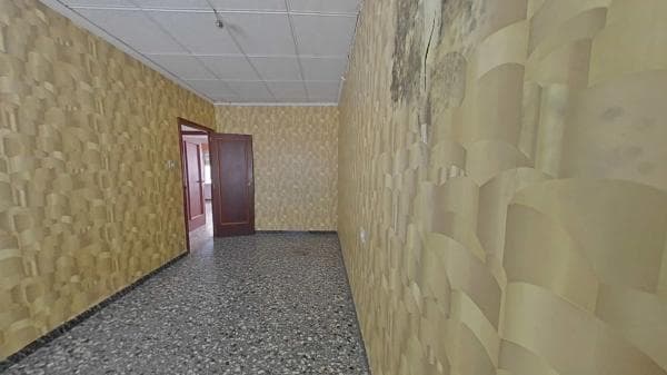 Edificio de uso mixto en calle Alcoi thumbnail 2