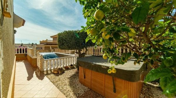 Chalet independiente en venta en Calle Veleta, Torrevieja thumbnail 2