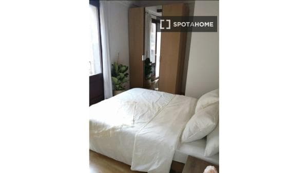 Habitación en piso compartido en barcelona. photo 1