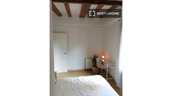 Habitación en piso compartido en barcelona. thumbnail 1