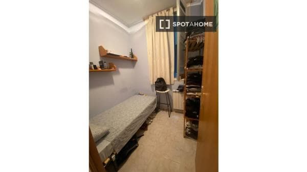Habitación en piso compartido en barcelona. photo 1