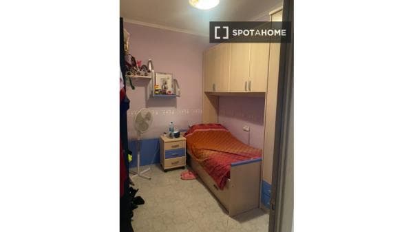 Habitación en piso compartido en barcelona. thumbnail 1