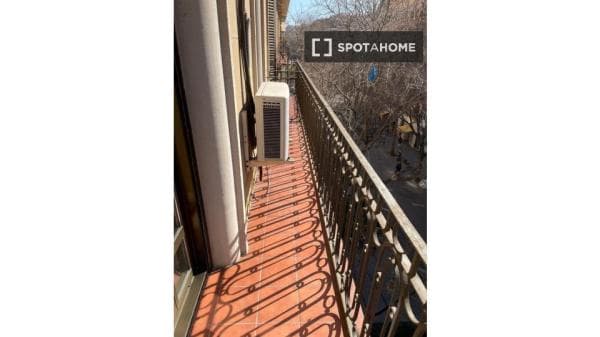 Habitación en piso compartido en barcelona. thumbnail 1