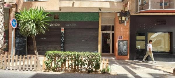Local en calle Caballero de Rodas thumbnail 1