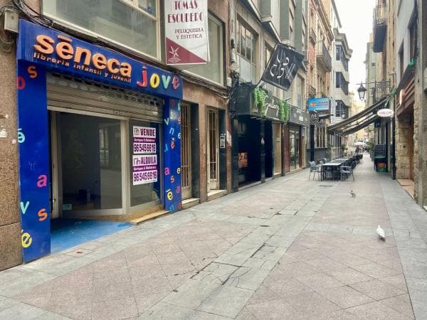 Local en calle Pere Ibarra thumbnail 1